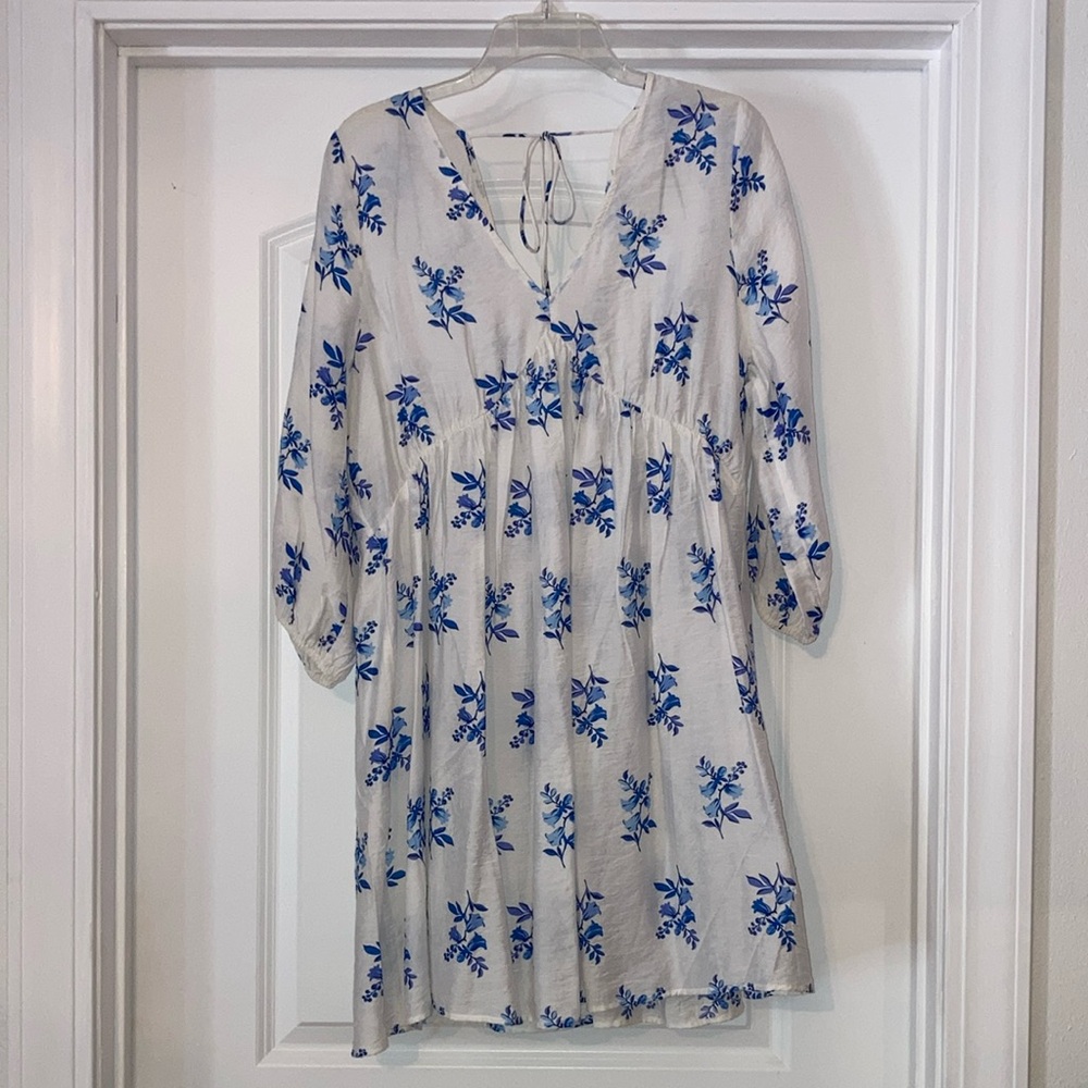 H&M New w/o tags Sz M White & Blue flowered Dress with 3/4 length sleeves